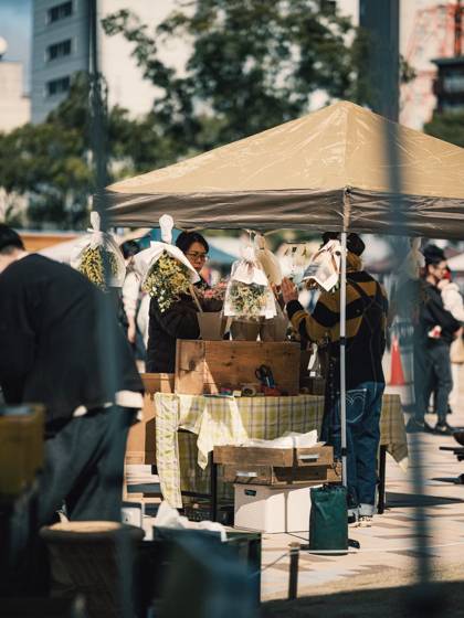 ベージュのテントの下に並ぶ古道具