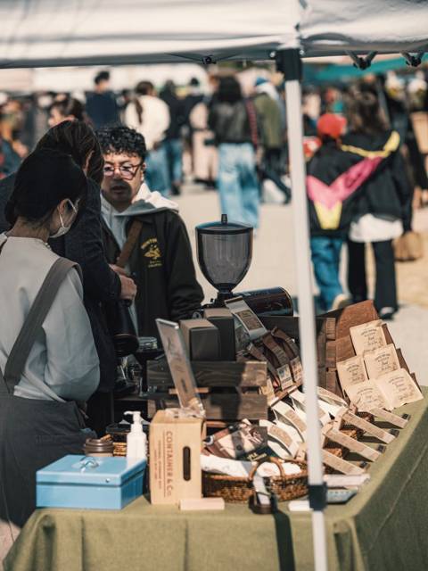コーヒー道具と焙煎豆を並べた店